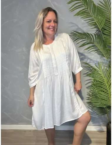"Hvid A-kjole med elegante palietter og lægsygninger ved brystet, casual pasform med 3/4 ærmer, perfekt til den modne kvinde