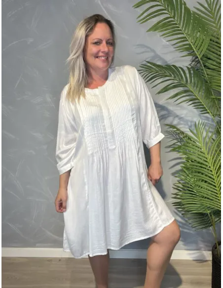 "Hvid A-kjole med elegante palietter og lægsygninger ved brystet, casual pasform med 3/4 ærmer, perfekt til den modne kvinde