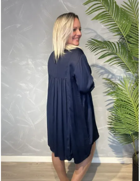 3/4 ærmer med knaplukning og feminine lægsygninger på skinnende viskosekjole"