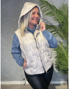 TIPPY BEIGE DYNEVEST MED HÆTTE