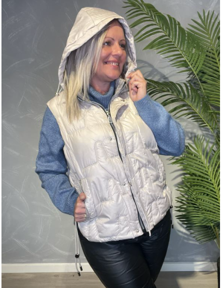 TIPPY BEIGE DYNEVEST MED HÆTTE