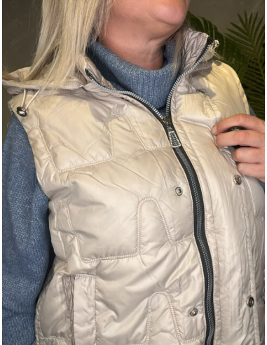 TIPPY BEIGE DYNEVEST MED HÆTTE