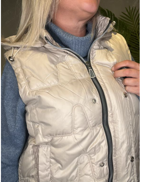 TIPPY BEIGE DYNEVEST MED HÆTTE