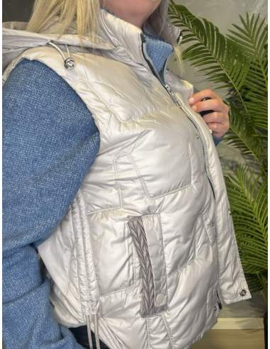TIPPY BEIGE DYNEVEST MED HÆTTE