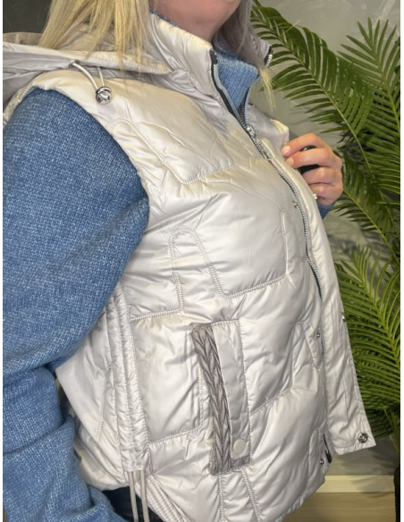 TIPPY BEIGE DYNEVEST MED HÆTTE