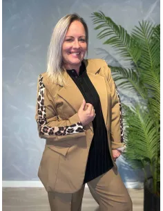 Brun åbenstående blazer med leo detaljer til kvinder – TIPPY COLLECTION