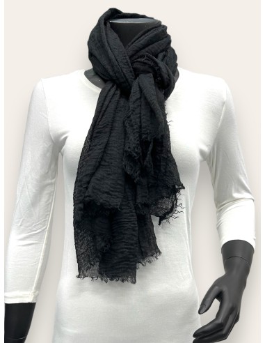 Blød struktur på sort tørklæde – TIPPY
