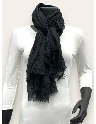 Blød struktur på sort tørklæde – TIPPY