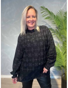 Sort bluse i 100% viskose med broderie anglaise og smockærmer – Design by TIPPY