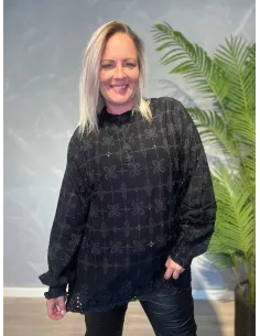 Sort bluse i 100% viskose med broderie anglaise og smockærmer – Design by TIPPY