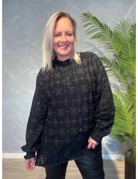 Sort bluse i 100% viskose med broderie anglaise og smockærmer – Design by TIPPY