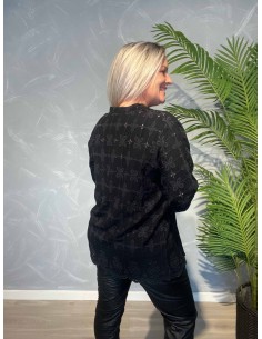 Sort bluse i 100% viskose med broderie anglaise og smockærmer – Design by TIPPY 2