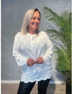 Hvid bluse i 100% viskose med broderie anglaise og smockærmer – Design by TIPPY