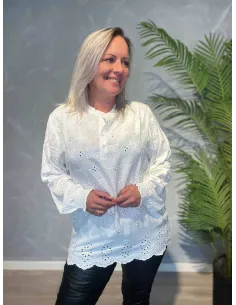 Hvid bluse i 100% viskose med broderie anglaise og smockærmer – Design by TIPPY