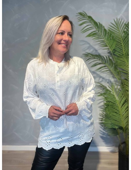 Hvid bluse i 100% viskose med broderie anglaise og smockærmer – Design by TIPPY