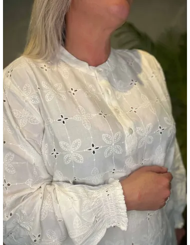 Nærbillede af smockærmer på viskose bluse – TIPPY