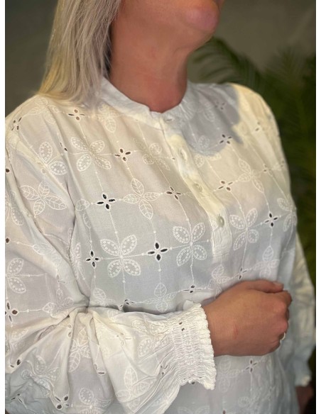 Nærbillede af smockærmer på viskose bluse – TIPPY