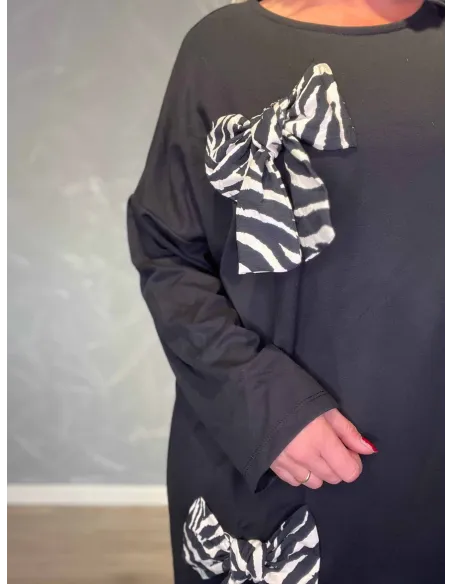 "Nærbillede af zebra print sløjfer på sort kjole til kvinder - TIPPY"