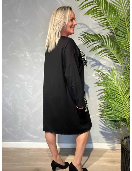 "Bagside af elegant kjole til kvinder med A-snit - TIPPY"