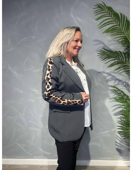 Leodetalje på grå blazer – TIPPY