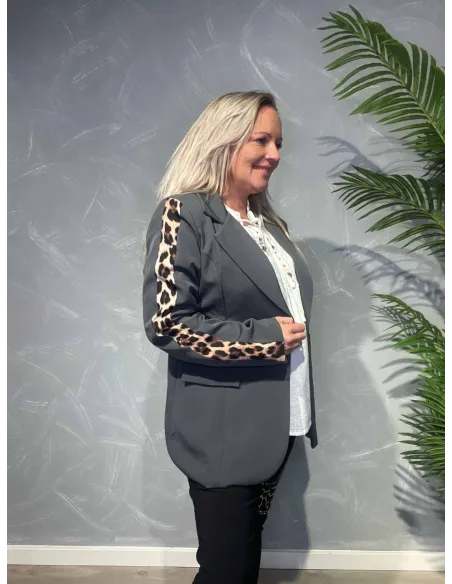 Leodetalje på grå blazer – TIPPY