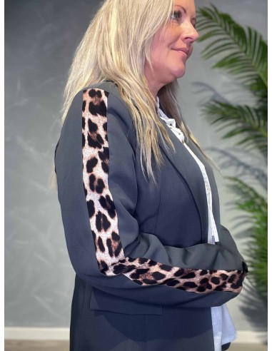 Nærbillede af leopardkant på blazer – TIPPY