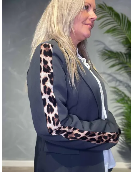 Nærbillede af leopardkant på blazer – TIPPY
