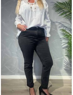 Sort slim fit jeans vist forfra på model mod grå baggrund med palmeblade