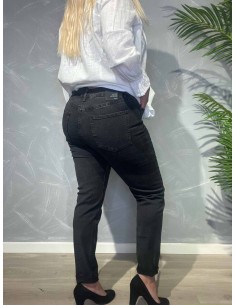 Sort slim fit jeans vist forfra på model mod grå baggrund med palmeblade 2