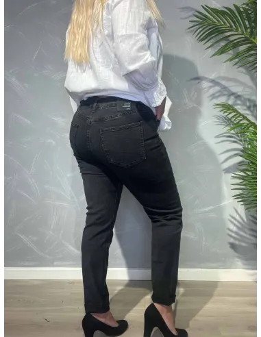 Sort slim fit jeans vist bagfra på model mod grå baggrund