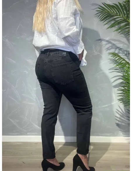 Sort slim fit jeans vist bagfra på model mod grå baggrund
