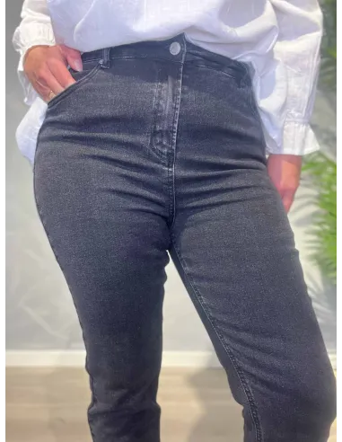 Nærbillede af lomme- og syningsdetaljer på sort slim fit jeans