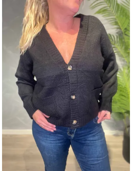 Nærbillede af strikket struktur på sort cardigan – TIPPY