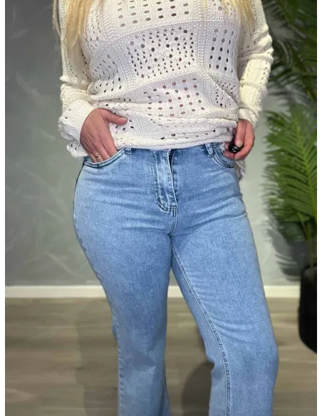Nærbillede af high rise talje og flared leg detaljer på lyse jeans fra Karostar -TIPPY