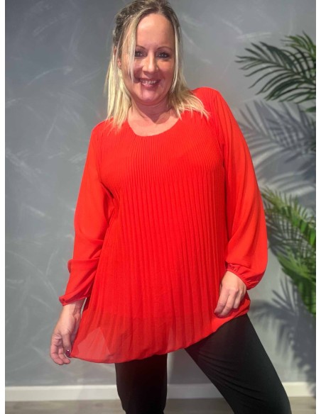 TIPPY; RØD PLISSE BLUSE I KRØLFRIT MATERIALE