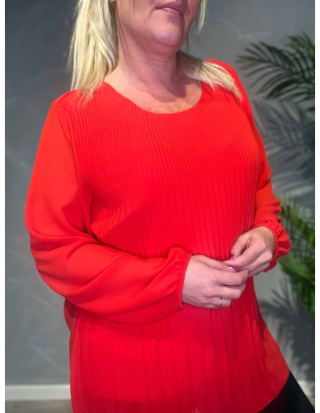 TIPPY; RØD PLISSE BLUSE I KRØLFRIT MATERIALE