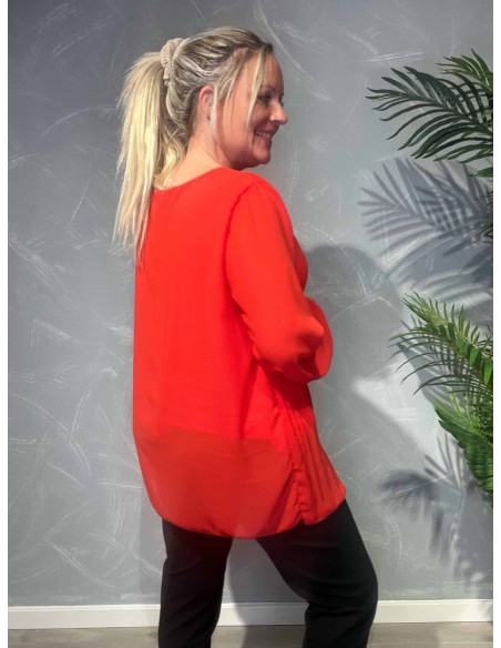 TIPPY; RØD PLISSE BLUSE I KRØLFRIT MATERIALE