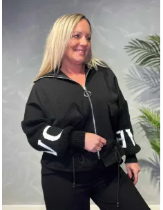 "Sort jakke med strik ærmer og LOVE tekst til kvinder - TIPPY Collection"