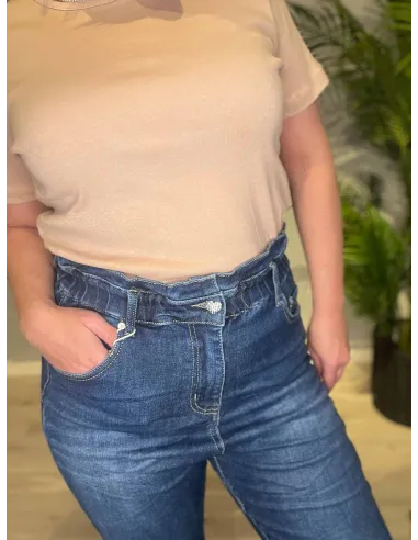 Blå højtaljede Karostar jeans stylet med beige jakke og sorte stiletter, set tæt på for detaljer af lommer og lukning -TIPPY