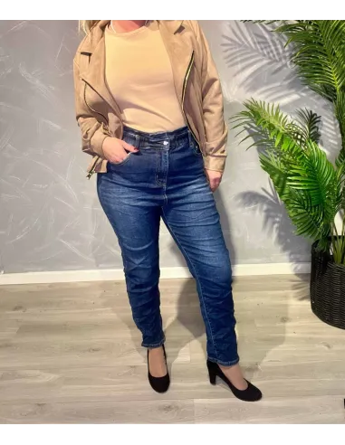 Blå højtaljede Karostar jeans stylet med beige jakke og sorte stiletter -TIPPY