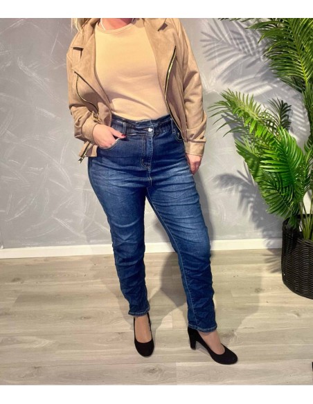 Blå højtaljede Karostar jeans stylet med beige jakke og sorte stiletter -TIPPY