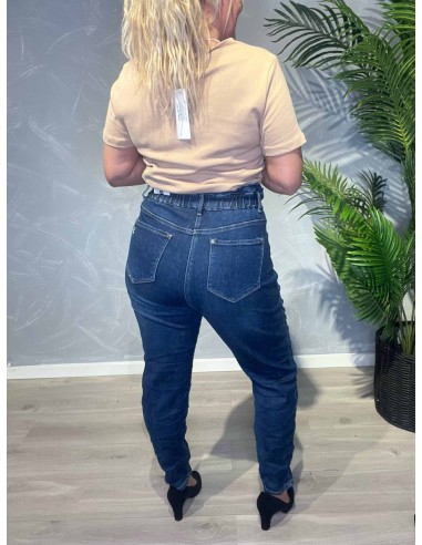 Blå højtaljede Karostar jeans stylet med beige jakke og sorte stiletter, set bagfra -TIPPY