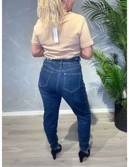 Blå højtaljede Karostar jeans stylet med beige jakke og sorte stiletter, set bagfra -TIPPY