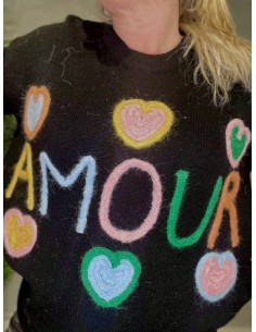 Sort strik med rund hals og broderet hjerter og "Amour" tekst 2