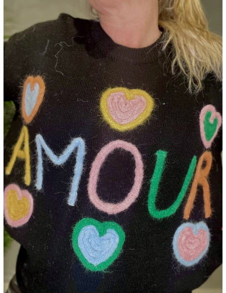 Close up af Sort strik med rund hals og broderet hjerter og "Amour" tekst