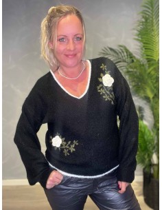 Sort strik med hvide kanter og broderet blomster
