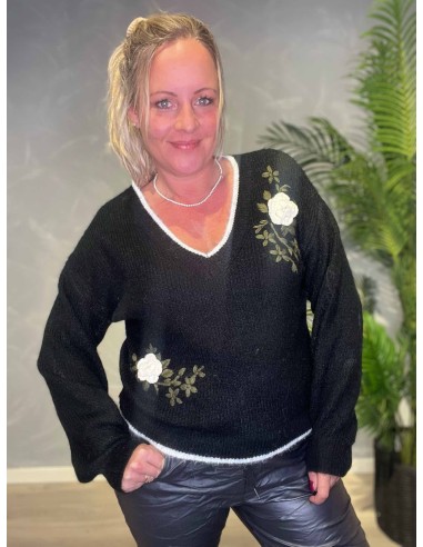 Sort strik med hvide kanter og broderet blomster