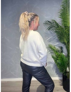 Hvid strik med rund hals og broderet blomster 2