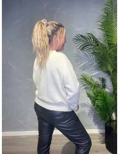 Hvid strik med rund hals set bag fra