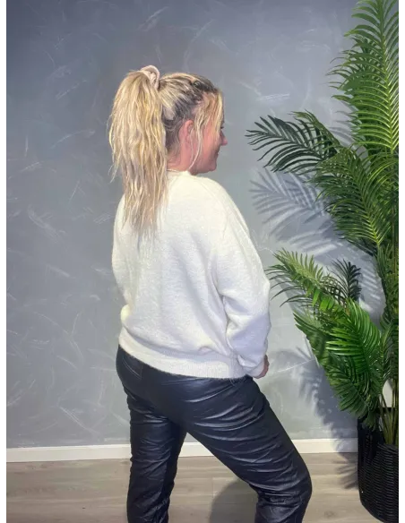 Hvid strik med rund hals set bag fra